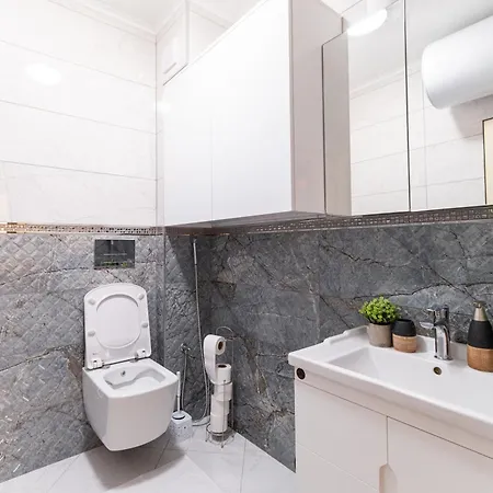 Modern & Elegant Center