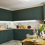 Modern & Elegant Center Apartment *