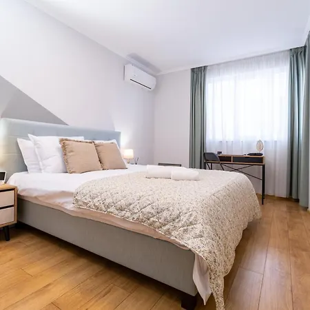 Modern & Elegant Center