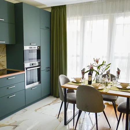 Modern & Elegant Center Apartment