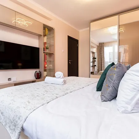 Modern & Elegant Center Apartment